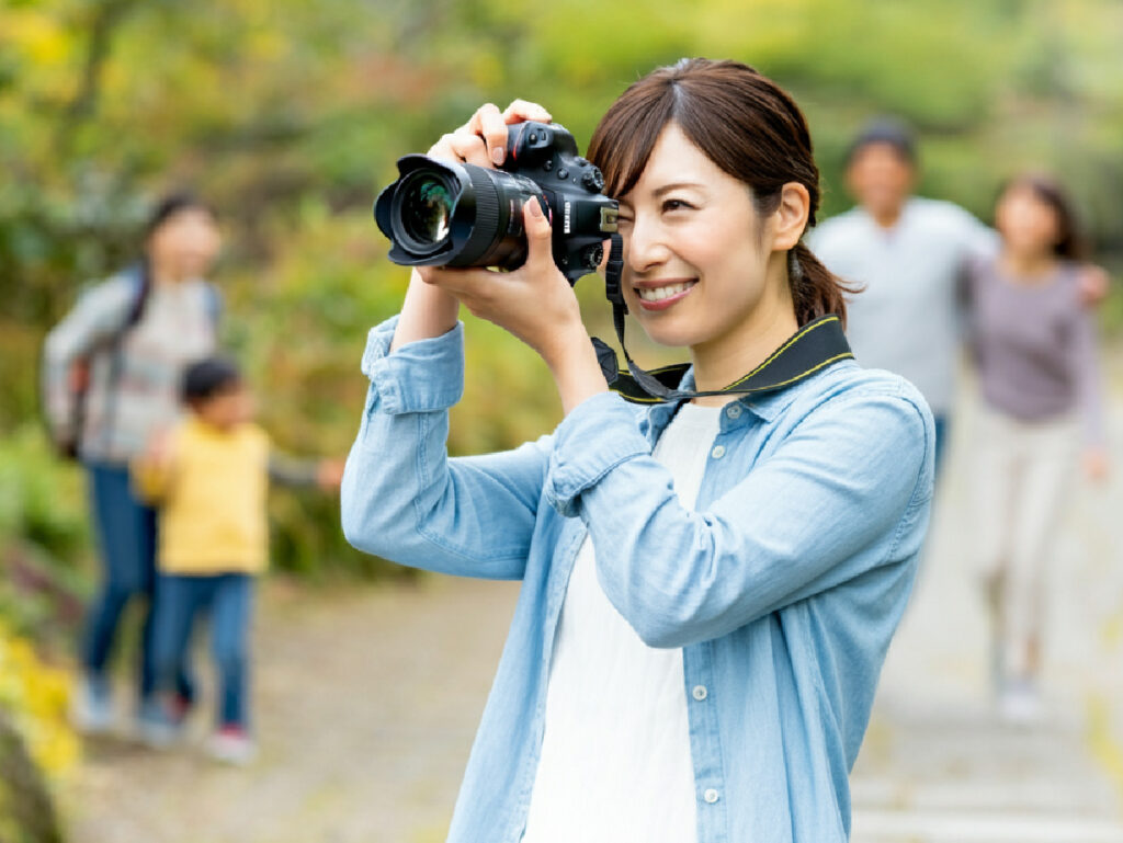 カメラを楽しむ女性